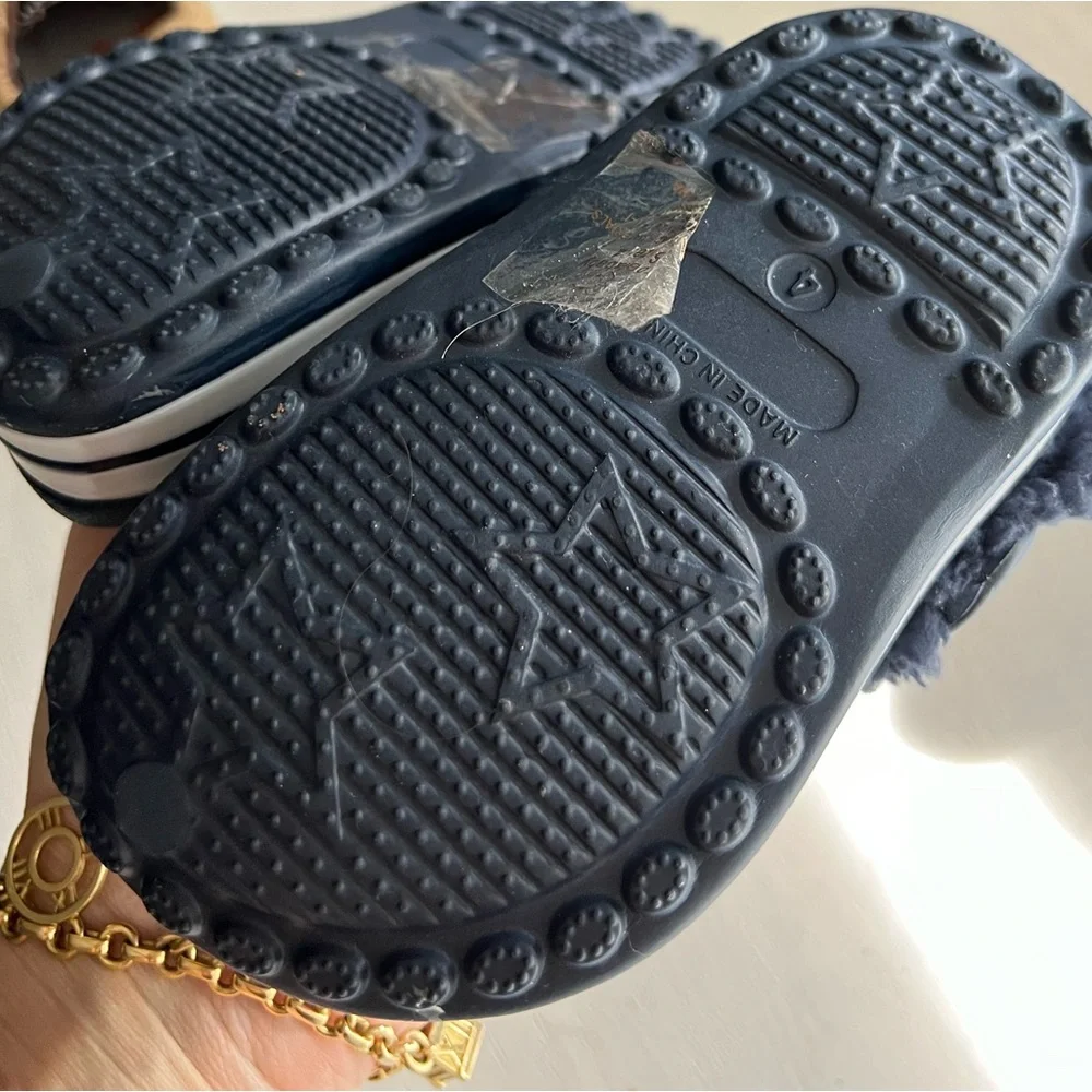 Bundle of two pairs of baby shoes